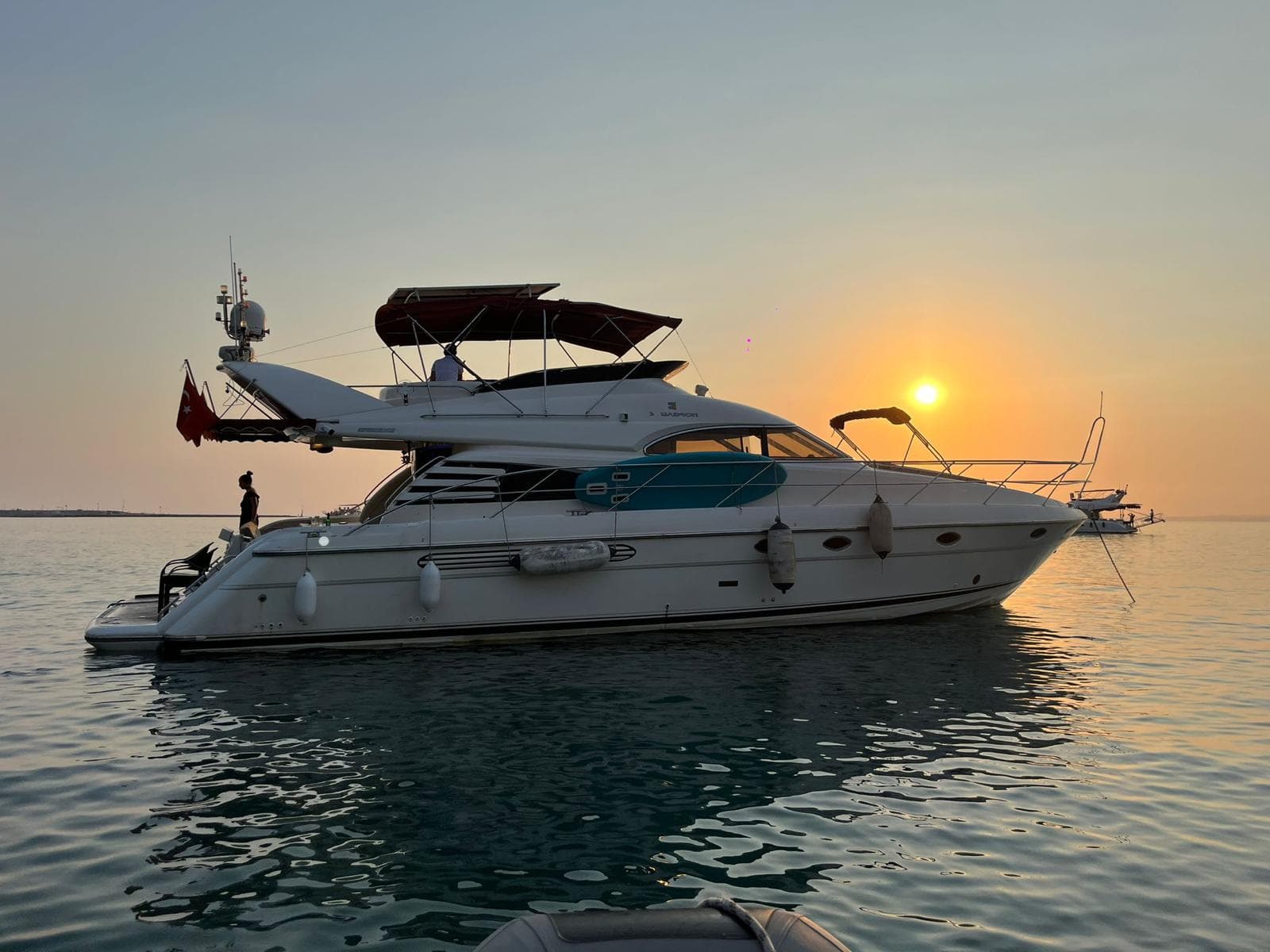 Side Yacht Charter Detail