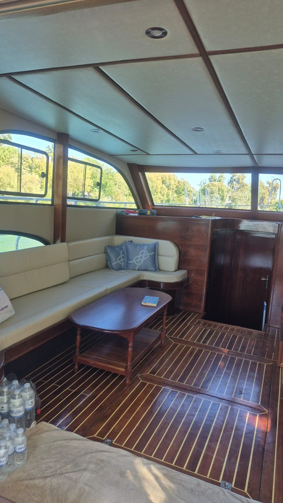 Side Yacht Charter Gallery - Queen Yacht